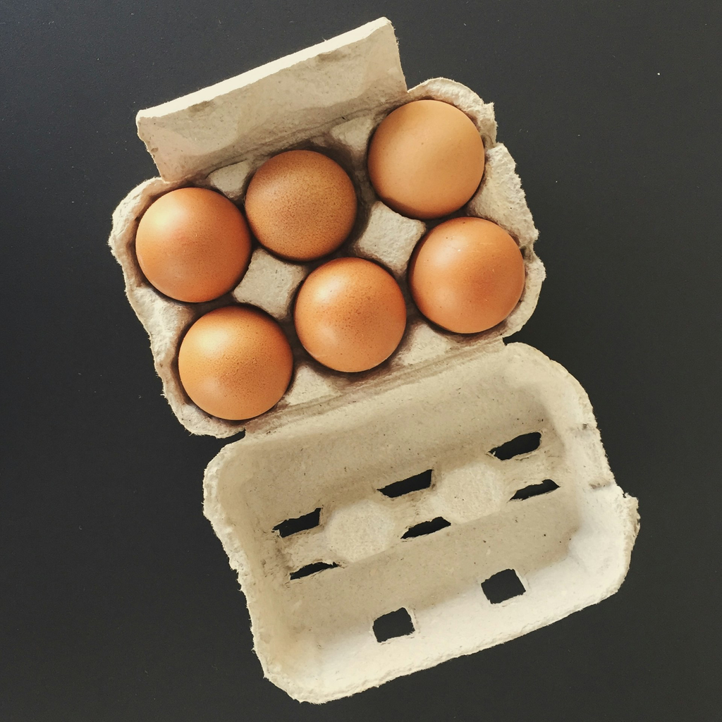 unsplash_8-V0kdrwNs4_crate of egg.webp